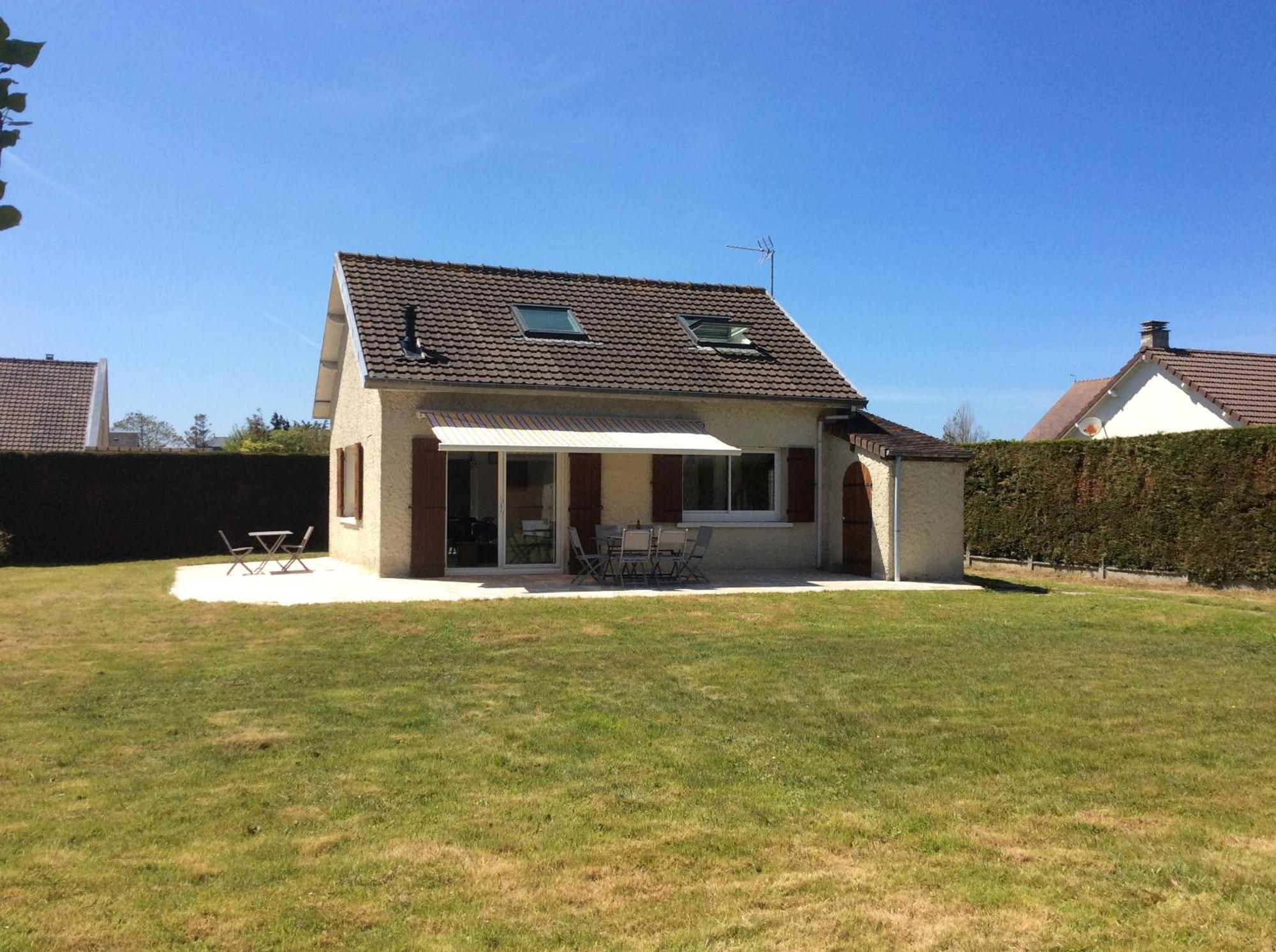 Holiday home Maison Grand Jardin: Beachside Retreat Near Bayeux